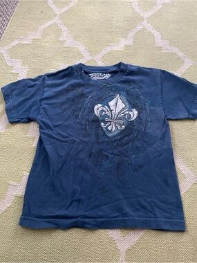 Helix Navy Blue Short-Sleeve Tee with Fleur-de-Lis Graphic